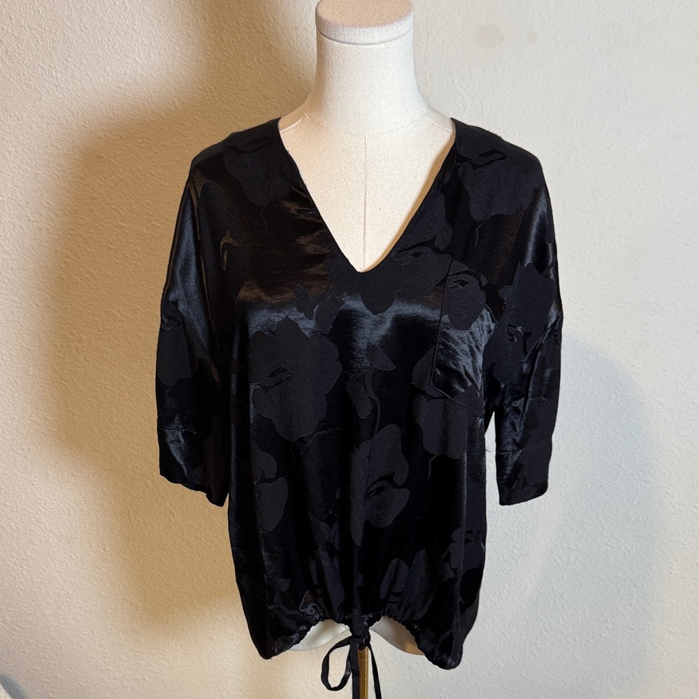 Paper Label Silky Black Floral Top size Small